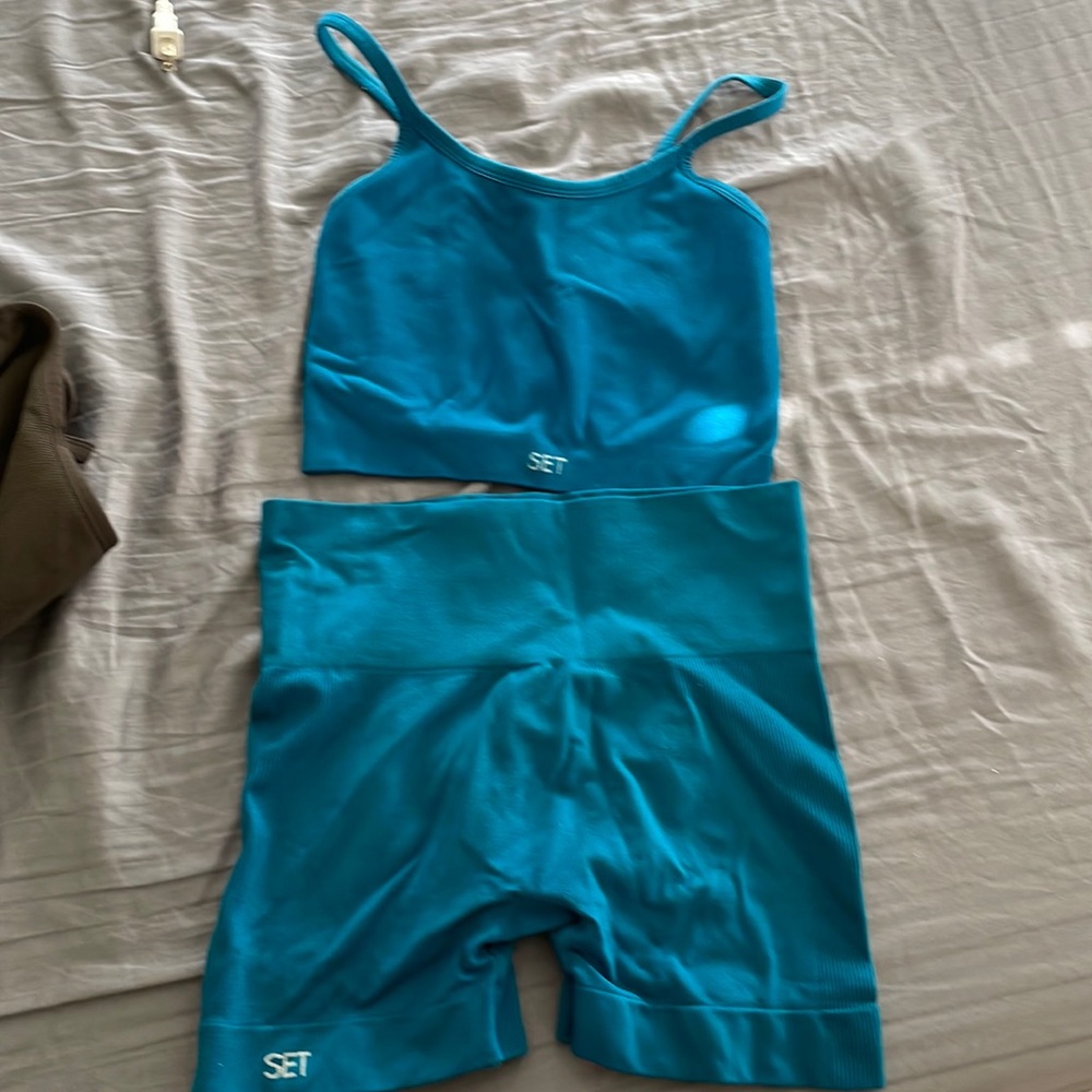 SETactive set in teal Large top Medium bottoms
